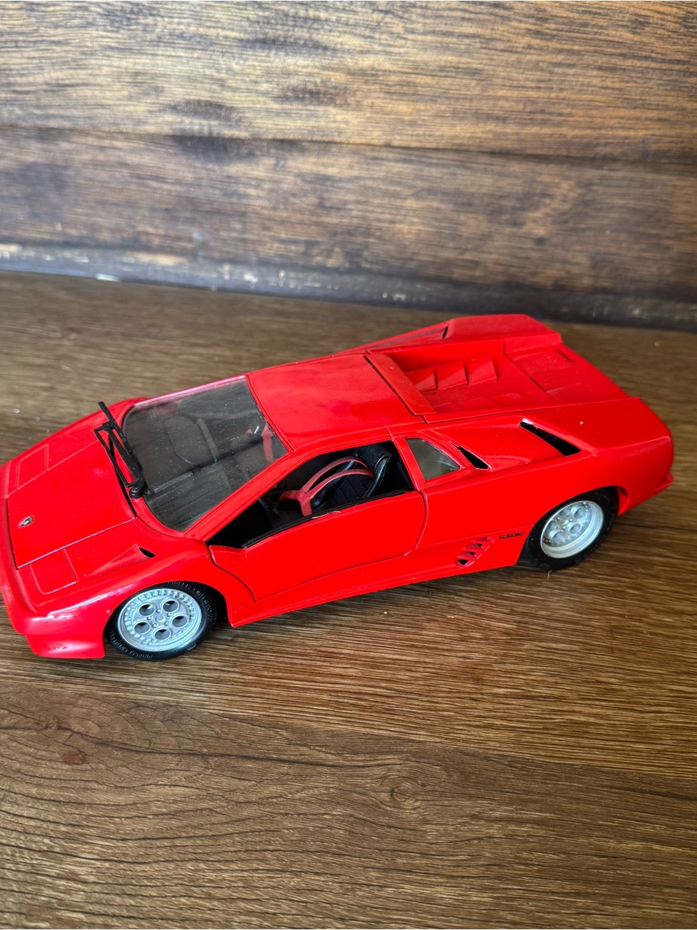 Maisto Special Edition 1:18 1990 Diablo Red Diecast Car